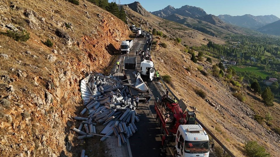 Kumaş yüklü tır devrildi: Kahramanmaraş-Kayseri kara yolu kapandı - 1