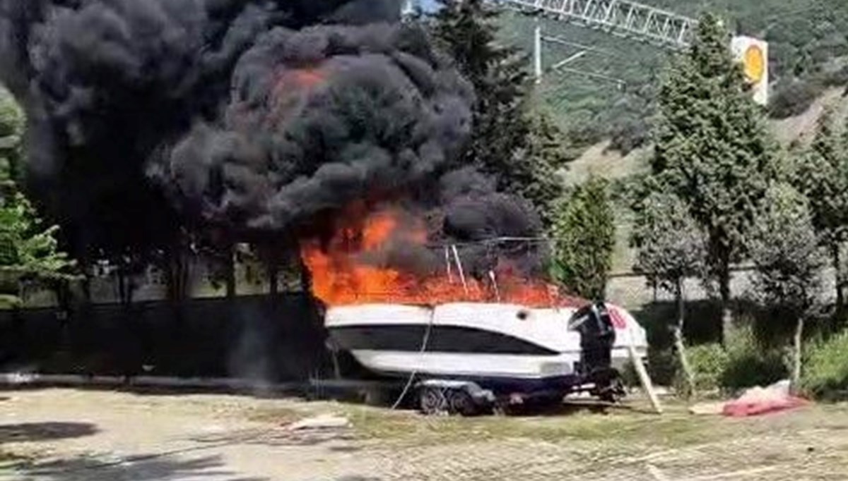 45 bin dolarlık tekne alev alev yandı 45 bin dolarlık tekne alev alev yandı