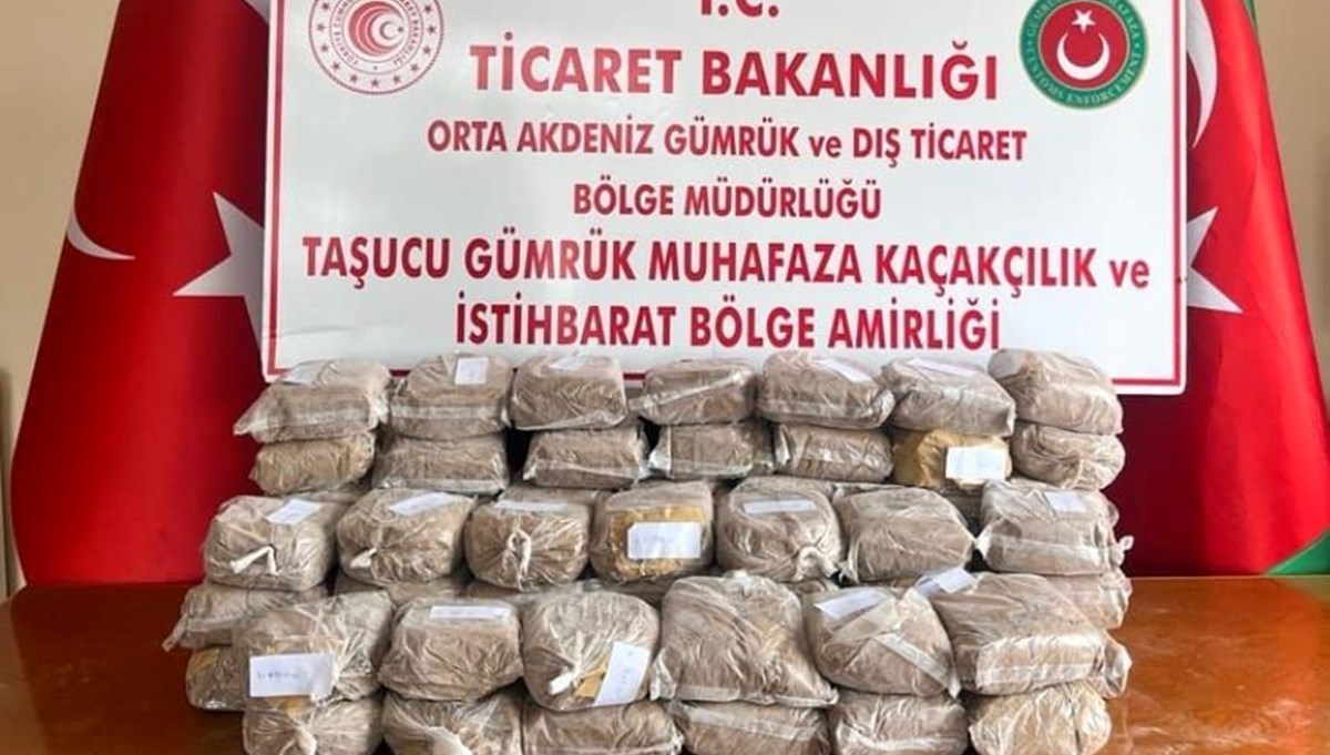 Taşucu Limanı'ndaki TIR'larda 35 kilo esrar ele geçirildi