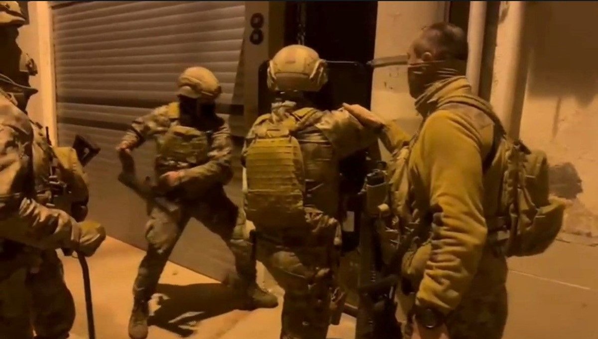 İzmir'de silah kaçakçılarına operasyon: 26 ayrı adreste 15 gözaltı İzmir'de silah kaçakçılarına operasyon: 26 ayrı adreste 15 gözaltı