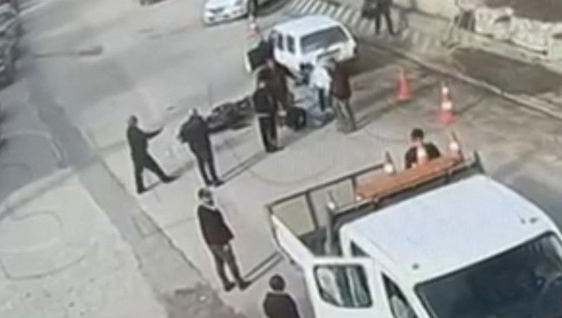 Sollama yapan motosiklete otomobil çarptı