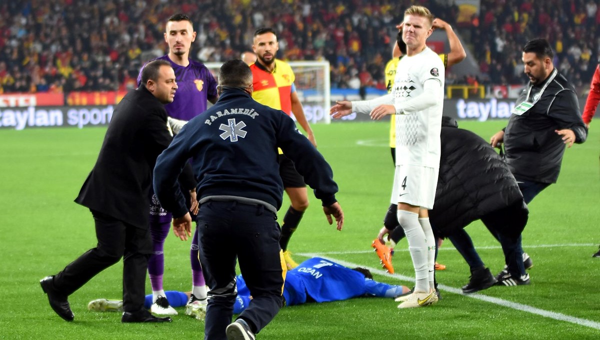 İzmir'de futbolun utanç gecesi: Göztepe -Altay maçı şiddet olayları yüzünden yarıda kaldı