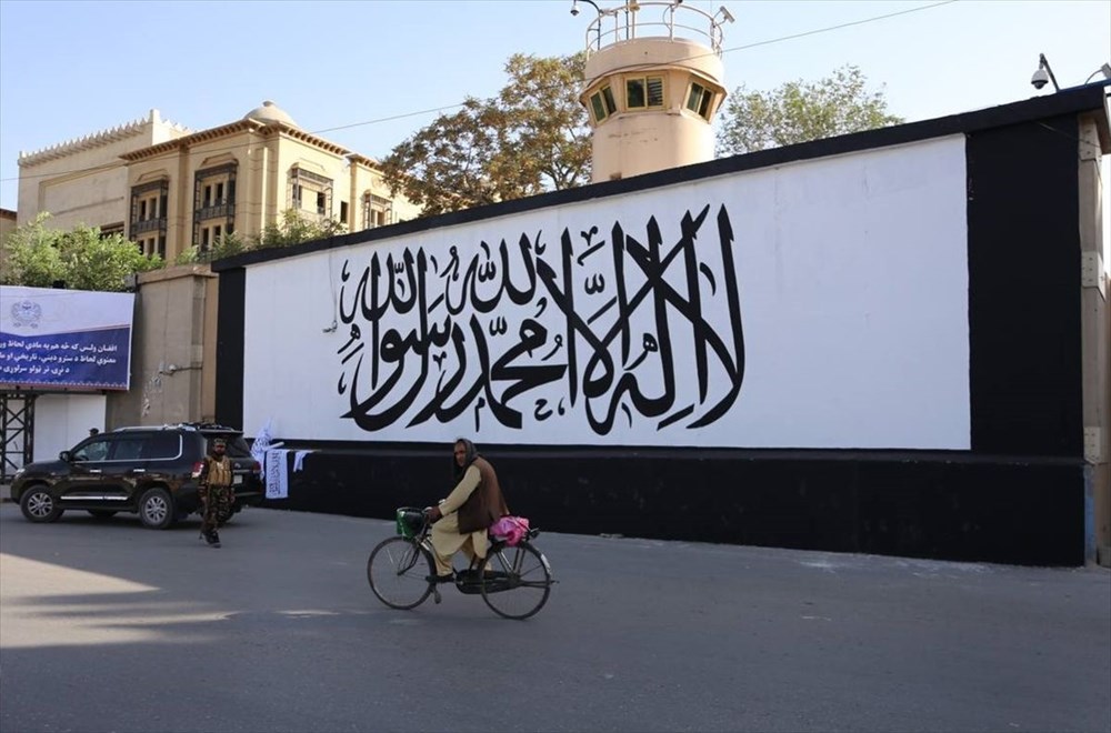 Kabil’de terk edilen ABD büyükelçiliğinin duvarına Taliban bayrağı çizildi - 7