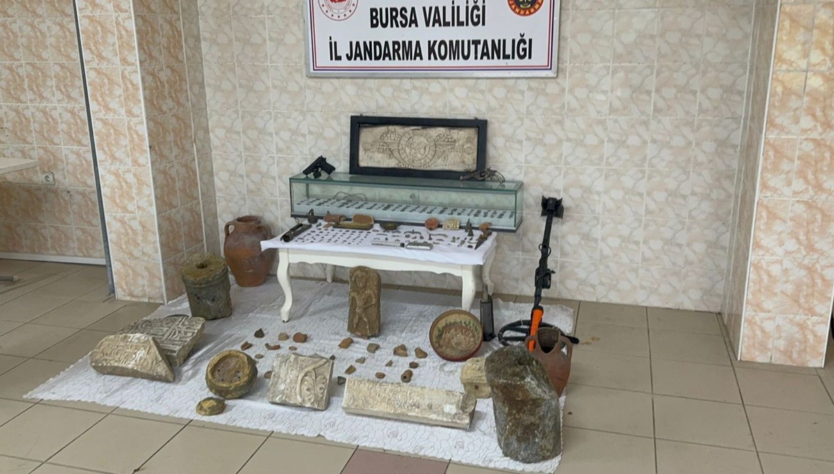 Bursa'da tarihi eser kaçakcılarına operasyon düzenlenedi Bursa'da tarihi eser kaçakcılarına operasyon düzenlenedi
