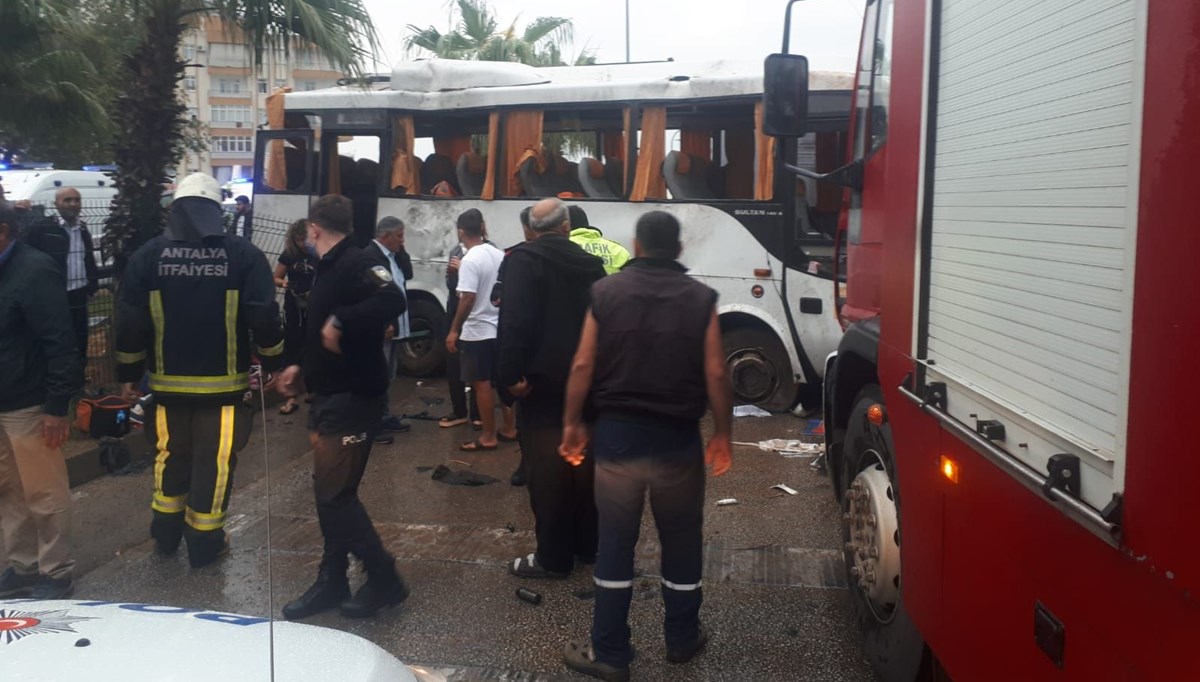Antalya'da devrilen tur midibüsündeki 8 turist yaralandı