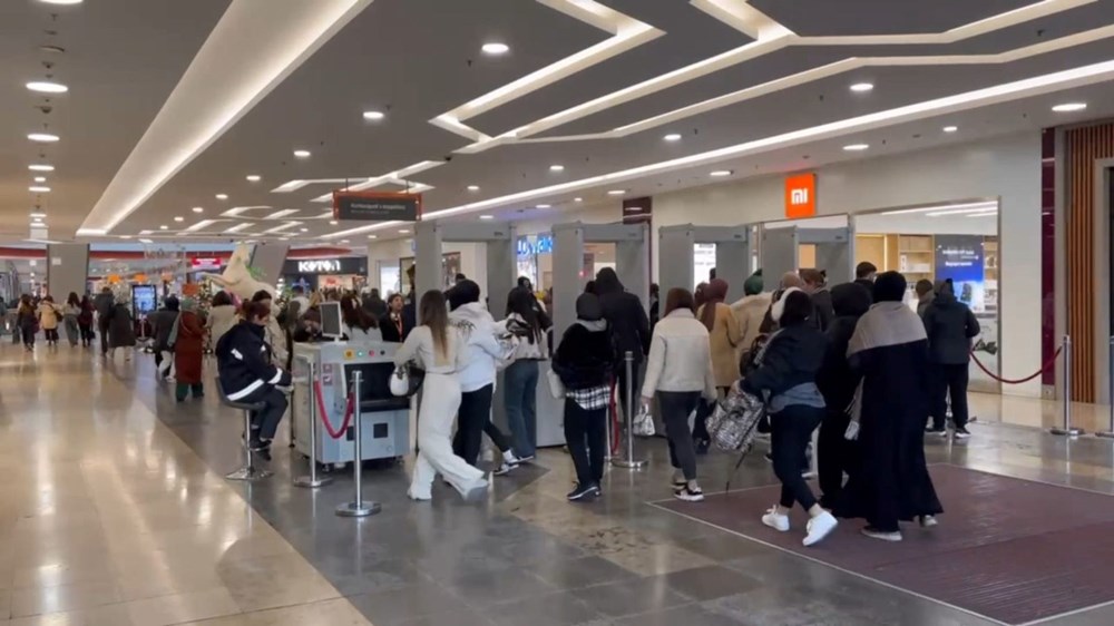 تخفيضات الجمعة السوداء تحدث ضجة في إسطنبول (صور) 1 التدافع أثناء تخفيضات الجمعة السوداء: اصطفوا أثناء أذان الصباح - 2