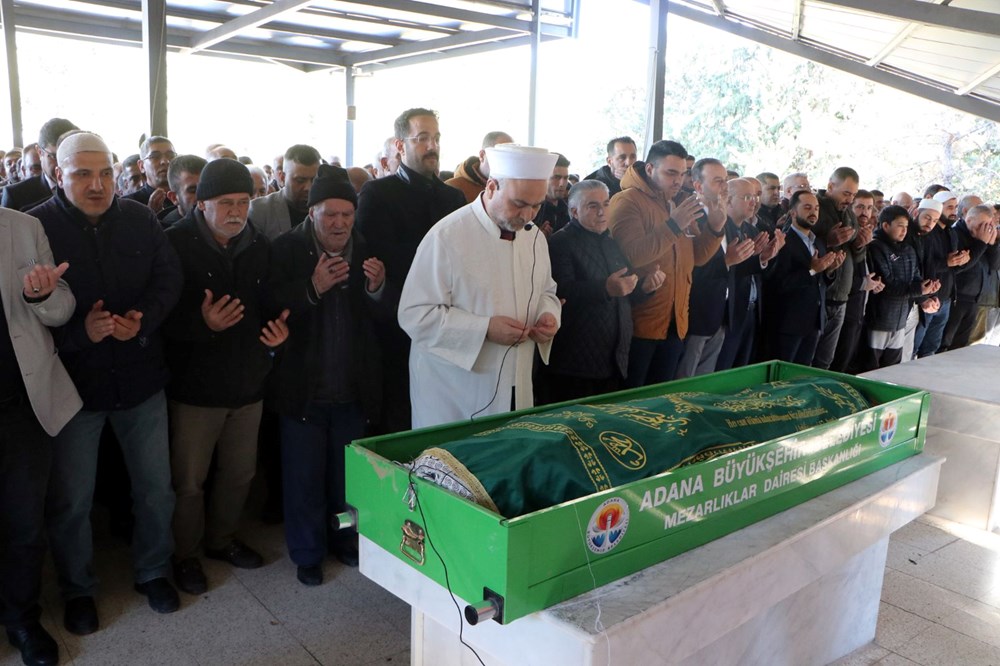 Tarık Karadağ’ın cenazesi, yakınları tarafından Adana Adli Tıp Kurumu’nun morgundan alınıp, Buruk Mezarlığı’na götürüldü. Helallik alınmasının ardından cenaze namazı kılındıktan sonra Karadağ toprağa verildi. Evli ve 2 çocuğu olduğu öğrenilen Tarık Karadağ’ın, 18 yaşındaki kızını ise önceki yıl kanser nedeniyle kaybettiği bildirildi.