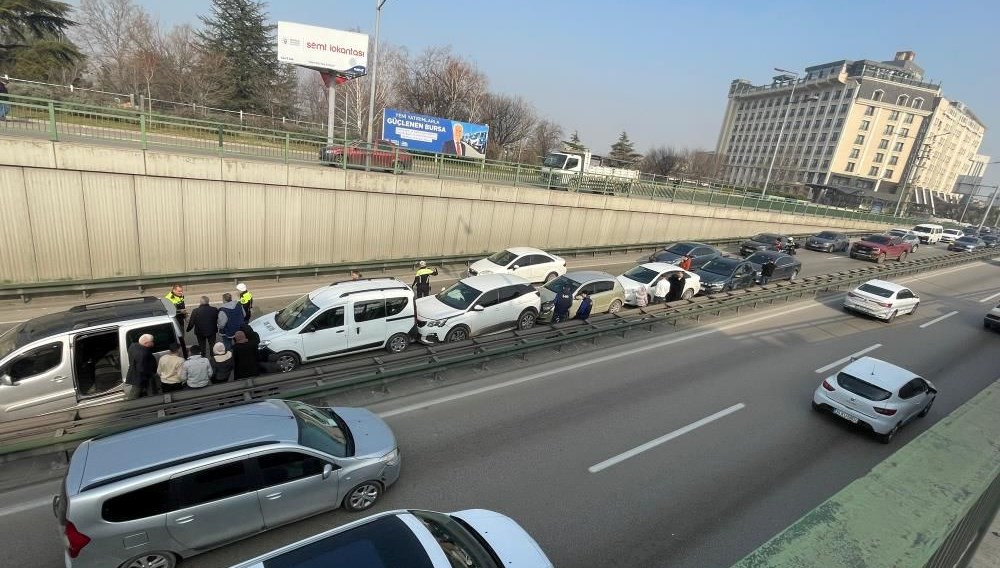 Bursa'da 7 araç birbirine girdi