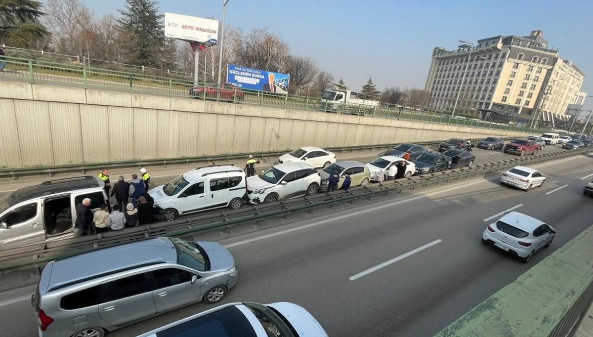 Bursa'da 7 araç birbirine girdi Bursa'da 7 araç birbirine girdi