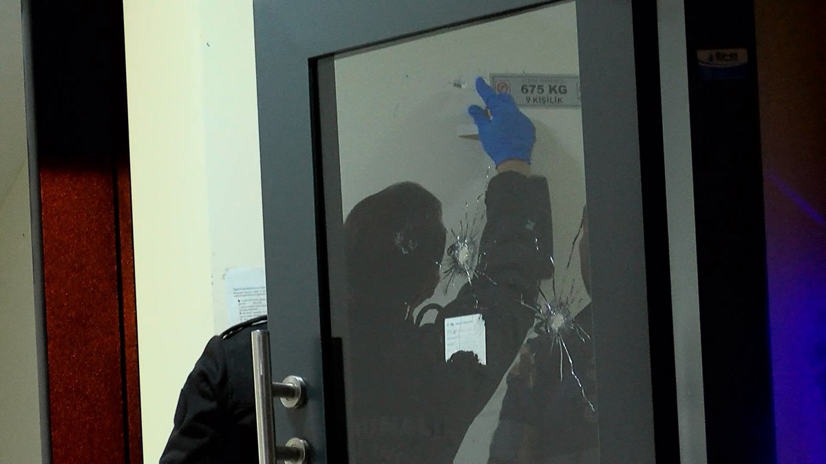 Olay yerinde çok sayıda kurşun izi tespit edildi.