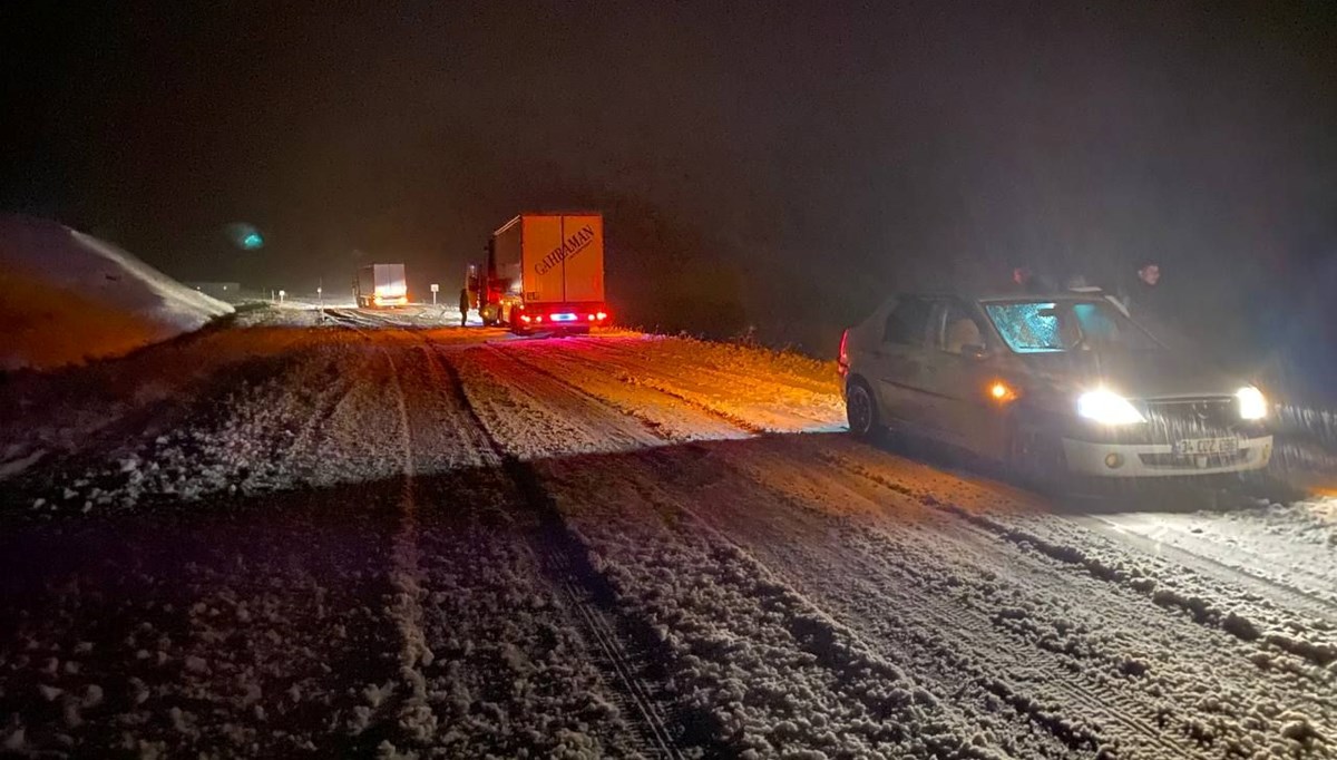 Kars ve Ağrı'da kar: TIR'lar yolda kaldı