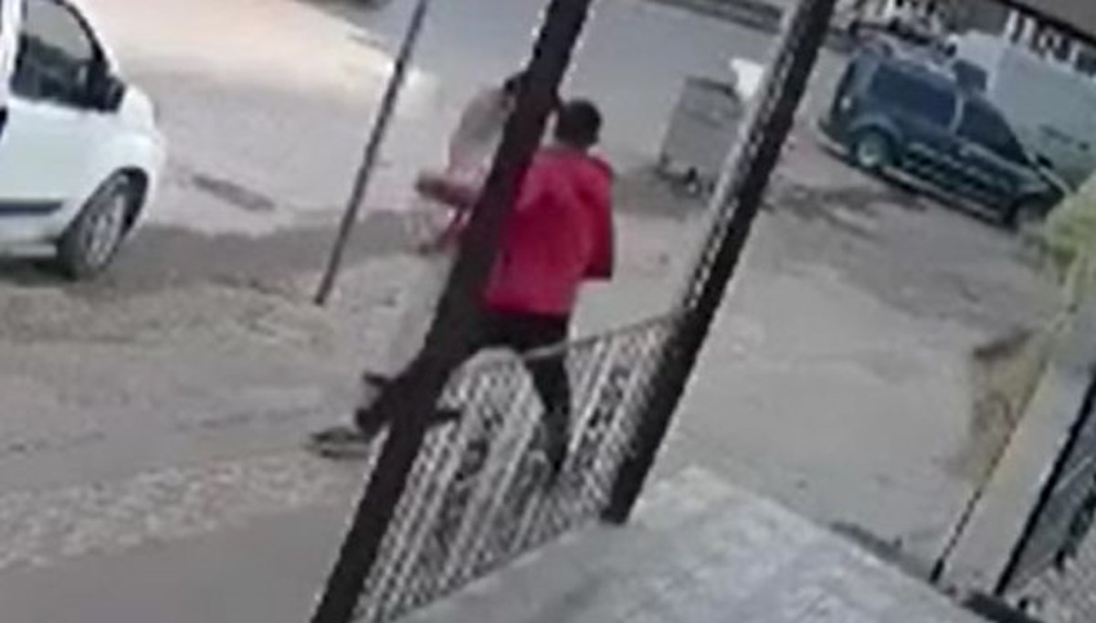 Yolda yürüyen kadına ölümcül yumruk! Yolda yürüyen kadına ölümcül yumruk!