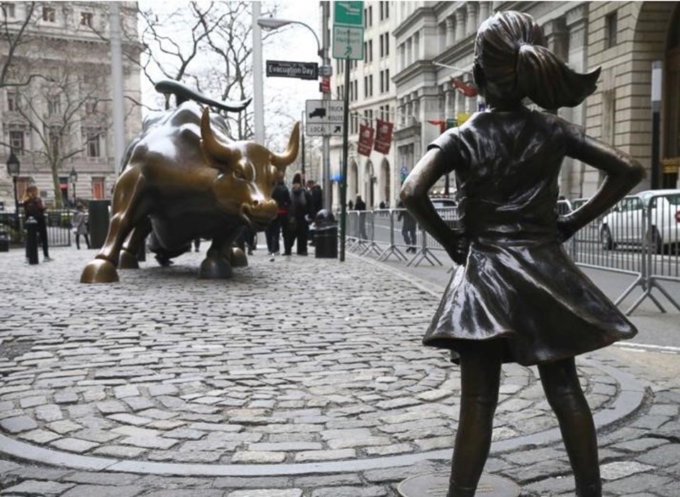 Wall Street'in sembolü 'Korkusuz kız' heykeli taşınıyor - 1