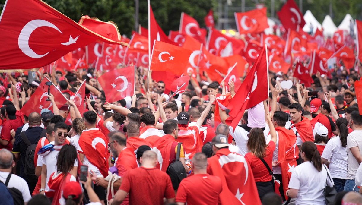 Hollanda-Türkiye maçı öncesi Berlin sokakları kırmızı beyaz