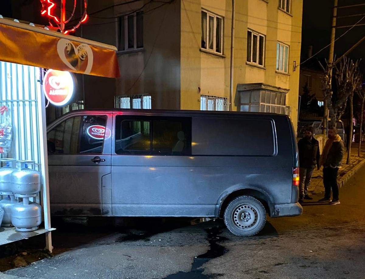 Minibüs sürücüsü bir işletmenin duvarına da çarptı Minibüs sürücüsü bir işletmenin duvarına da çarptı