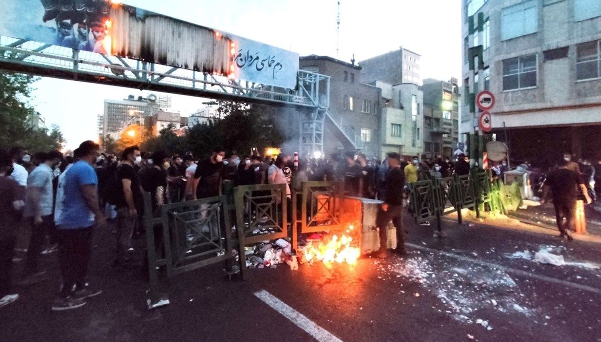 İran'da, protestocular yeniden sokak ve caddelere çıktı