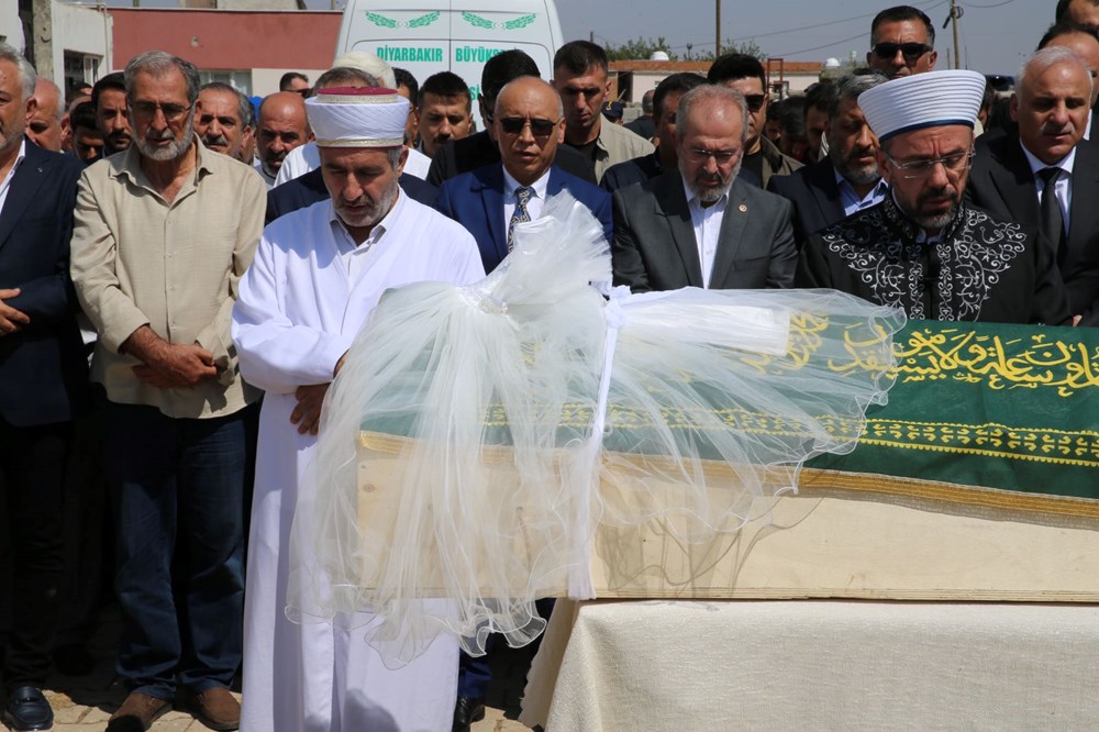 Narin'e gözyaşları içinde acı veda: Küçük Narin köyünde defnedildi - 4