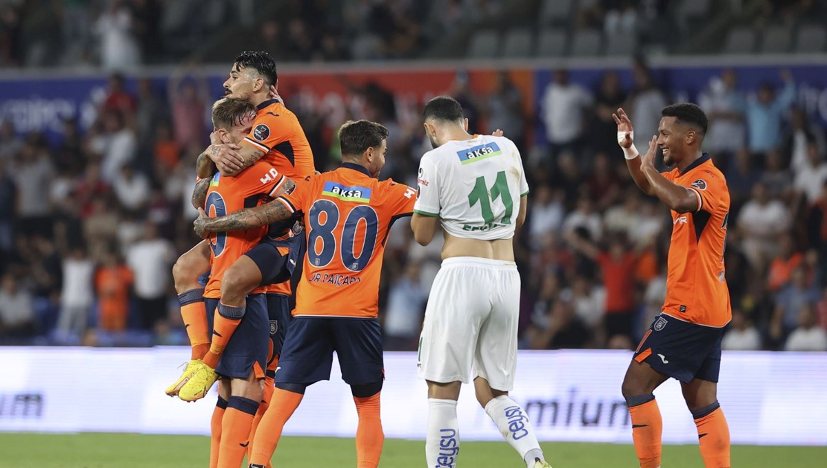 Başakşehir Alanyaspor'u 2-0 mağlup etti Başakşehir Alanyaspor'u 2-0 mağlup etti