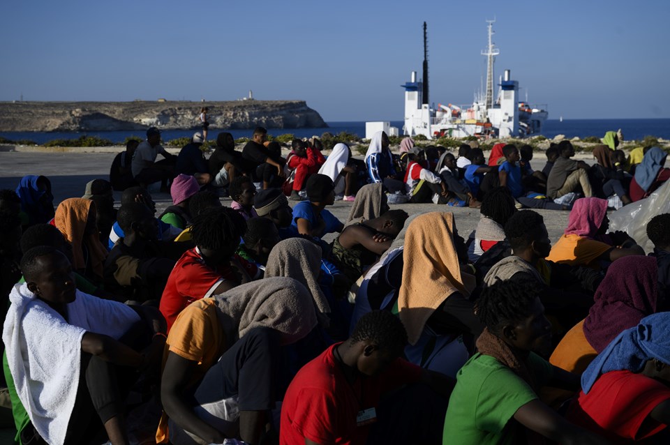 Lampedusa Adası'ndaki düzensiz göçmenler tahliye ediliyor - 1