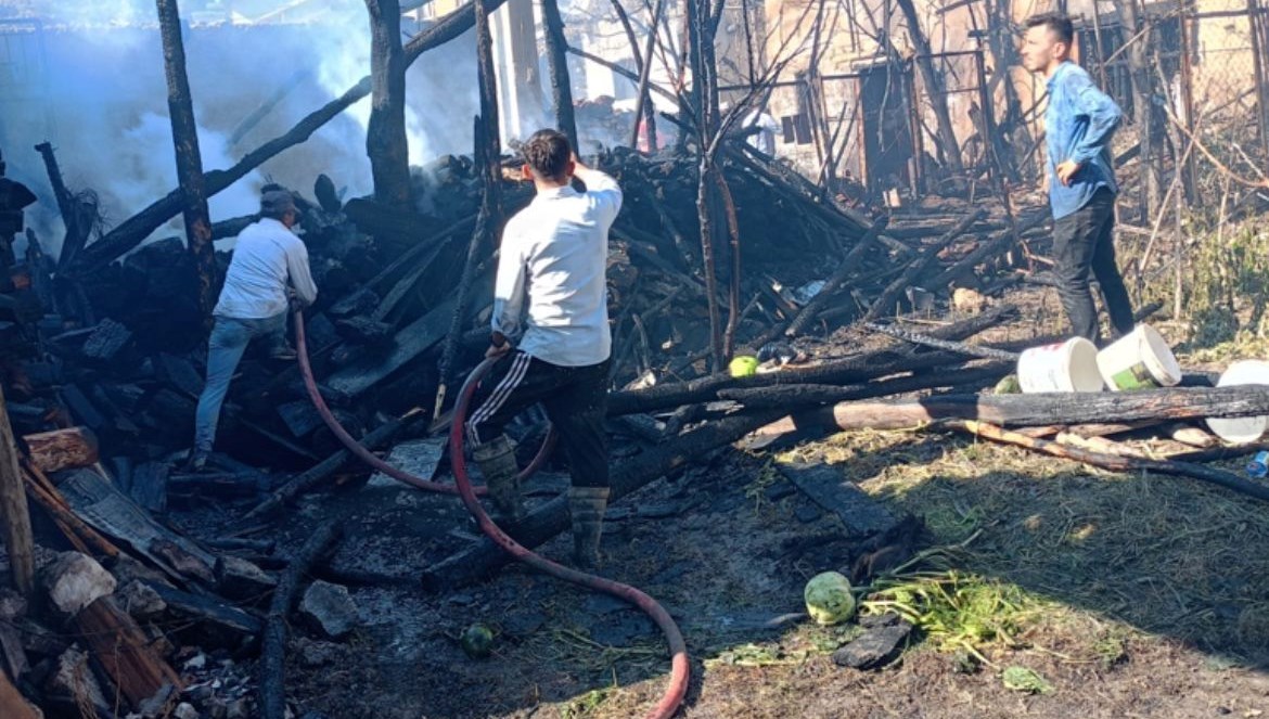 Kütahya'da çıkan yangında 3 ev kül oldu