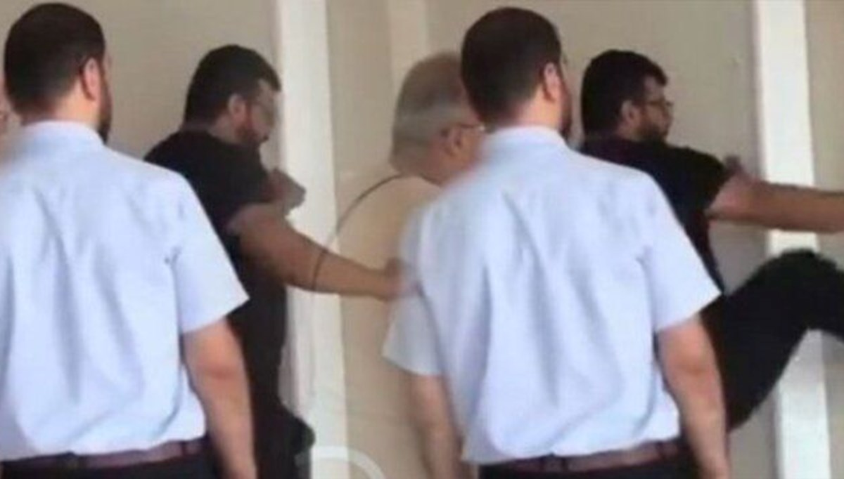 Bursa'da kadın müdür yardımcısının kapısını kıran müdür açığa alındı Bursa'da kadın müdür yardımcısının kapısını kıran müdür açığa alındı