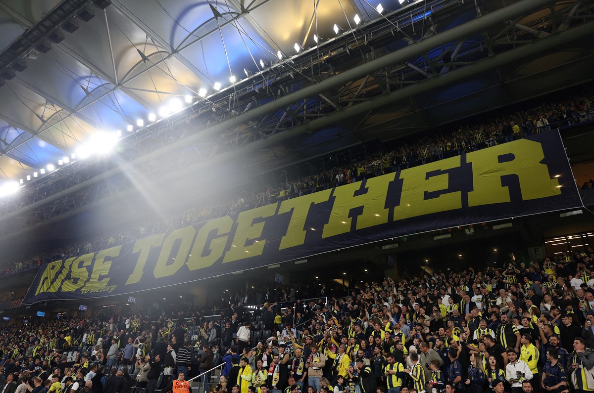 Fenerbahçe taraftarı, Stuttgart karşısında tribünlerin tamamını doldurdu.