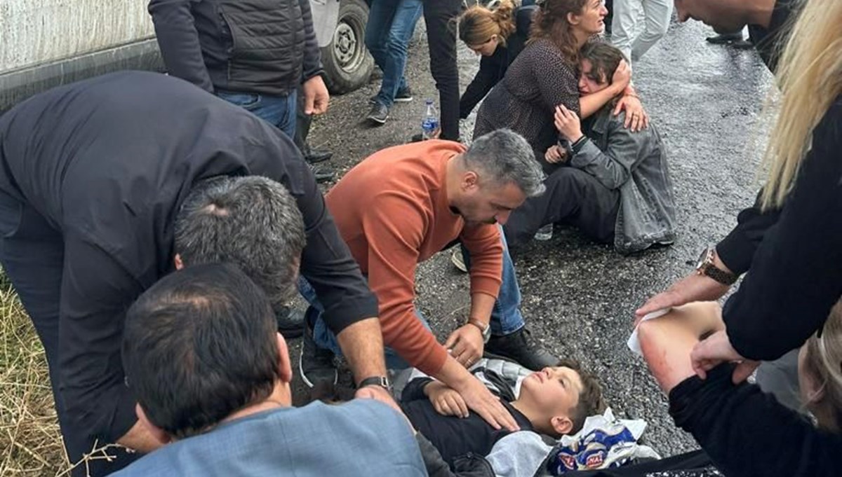 Van-Hakkari yolunda art arda iki kaza: 12 yaralı Van-Hakkari yolunda art arda iki kaza: 12 yaralı