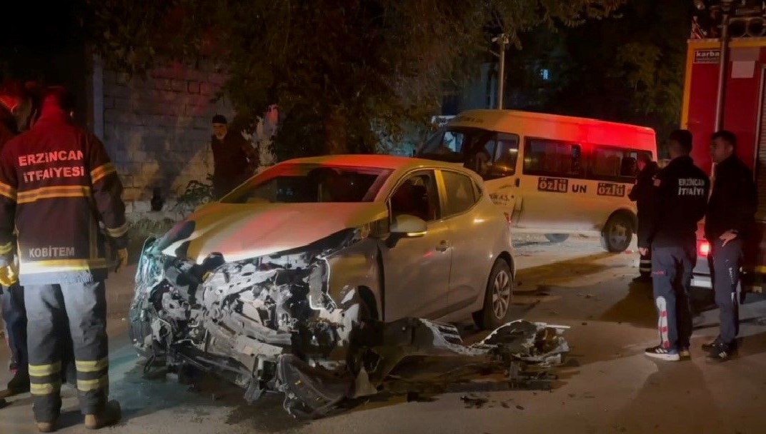 Minibüs ile otomobil çarpıştı