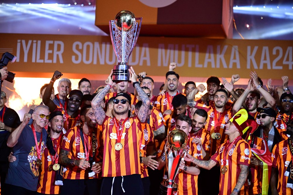 Şampiyon Galatasaray kupasını kaldırdı - 9