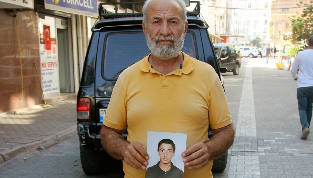 Adana'da sokak sokak gezip oğlunu arıyor