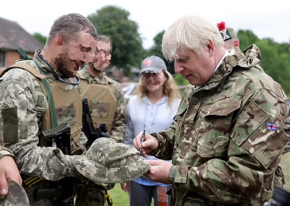 Boris Johnson, İngiltere'de eğitim gören Ukraynalı askerleri ziyaret etti: El bombası attı - 2