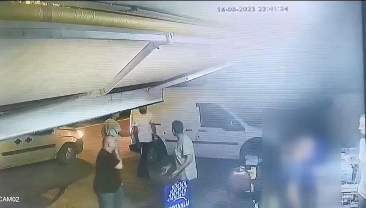 Silivri'de bakkala silahlı saldırı anı kamerada: 1'i ağır 2 yaralı Silivri'de bakkala silahlı saldırı anı kamerada: 1'i ağır 2 yaralı