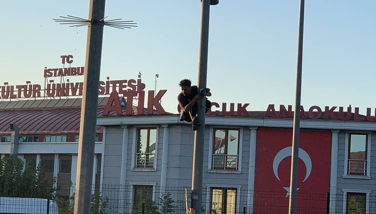E-5'te hareketli anlar kamerada: Direğe çıktı, trafiği kilitledi E-5'te hareketli anlar kamerada: Direğe çıktı, trafiği kilitledi