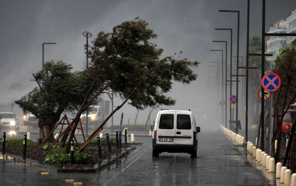 Antalya'yı fırtına vurdu: Dev dalgalar oluştu, ağaçlar devrildi - 2