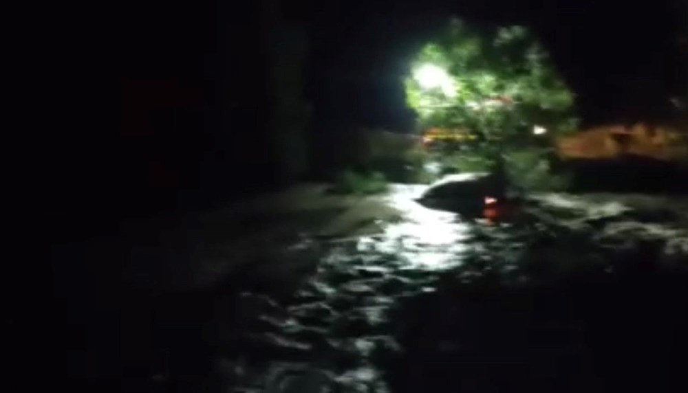 Erzurum’da heyelan otomobili dereye sürükledi: Anne öldü, 10 aylık çocuk aranıyor - 5