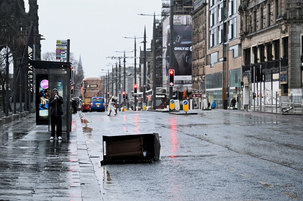 Yüzyılın en güçlü fırtınası: Rüzgar rekor kırdı, evler elektriksiz kaldı! - 11