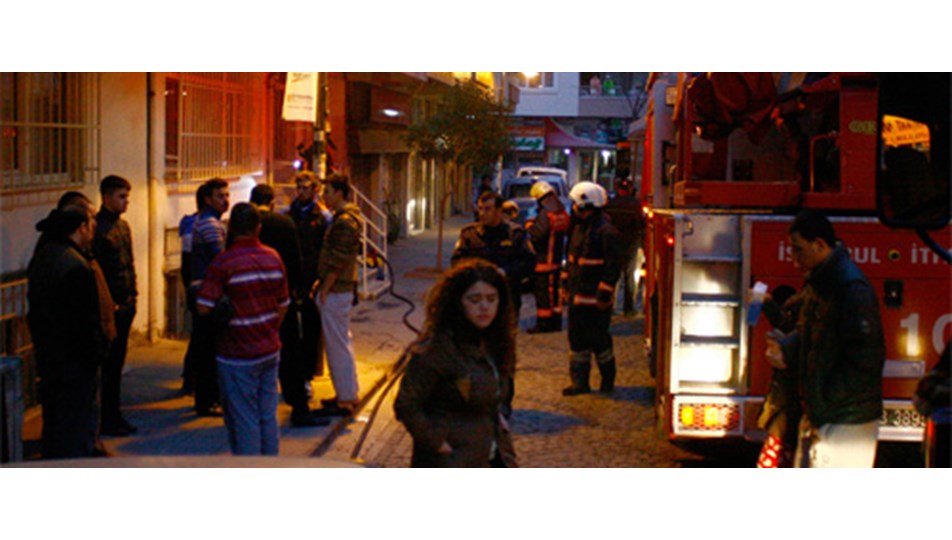 Kardeşlerini yangından kurtardı