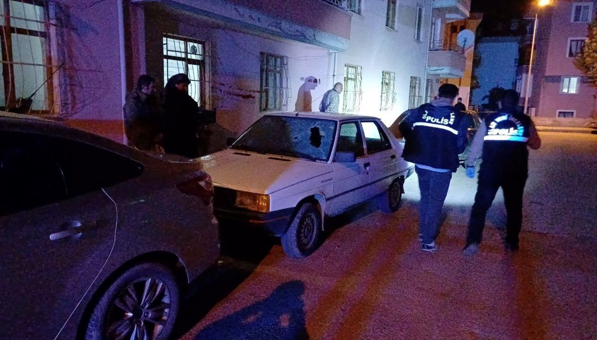 Alacak-verecek meselesinde silahlar konuştu: 4 araç zarar gördü Alacak-verecek meselesinde silahlar konuştu: 4 araç zarar gördü