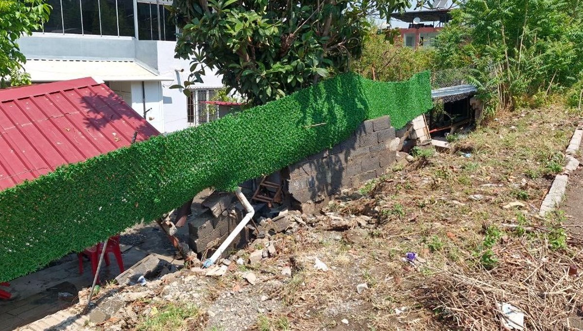 Aşırı yağış evlerin bahçe duvarlarını yıktı