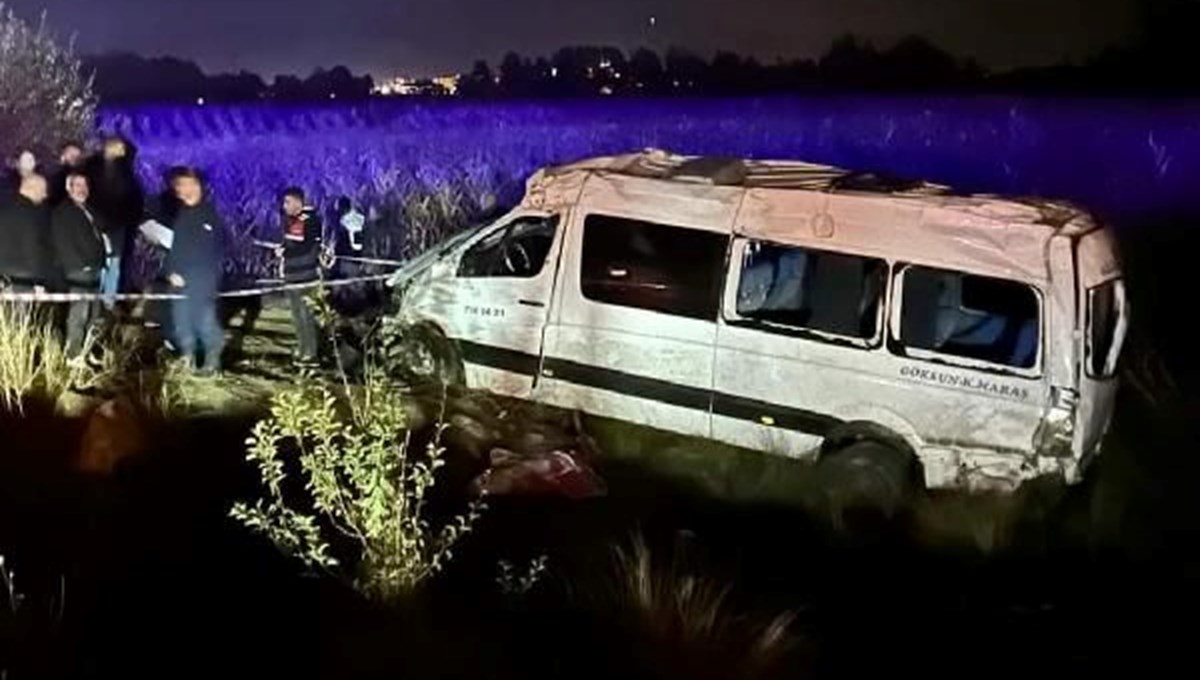 Yolcu minibüsü şarampole yuvarlandı: 1 ölü, 10 yaralı Yolcu minibüsü şarampole yuvarlandı: 1 ölü, 10 yaralı