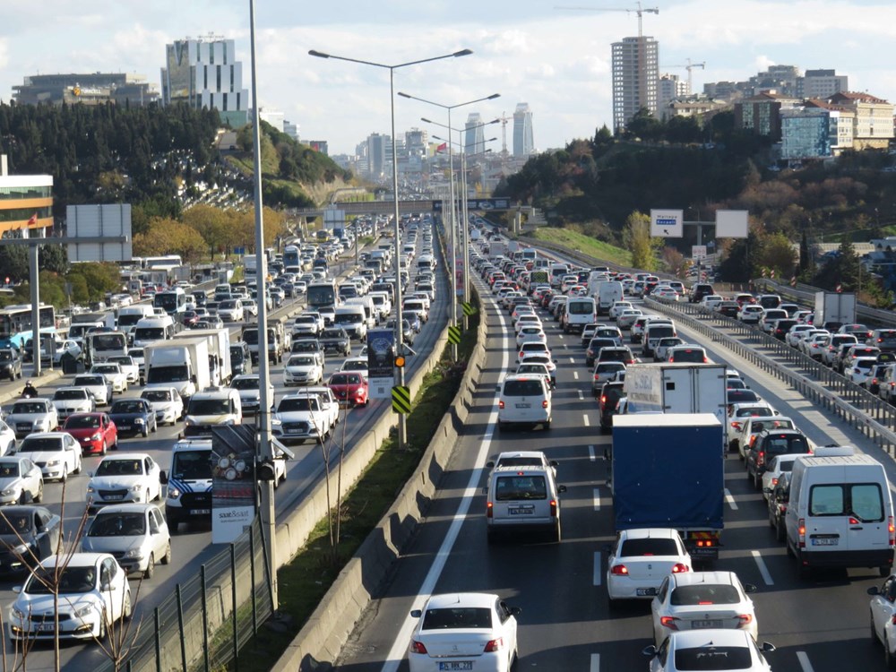 Hafta sonu kısıtlaması öncesi İstanbul trafiği kilit - 7