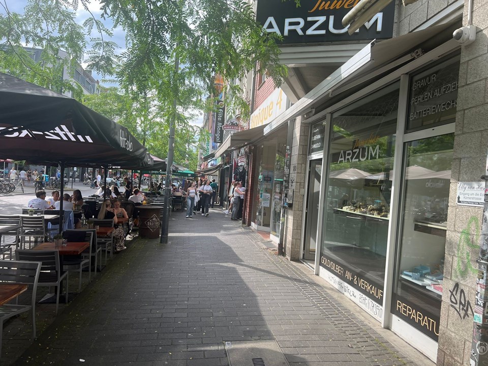 Almanya'da kuyumcuya giren silahlı hırsıza Türk çalışan engeli - 1