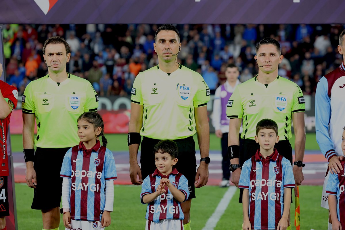 Arda Kardeşler, Trabzonspor maçı öncesi seremonide.