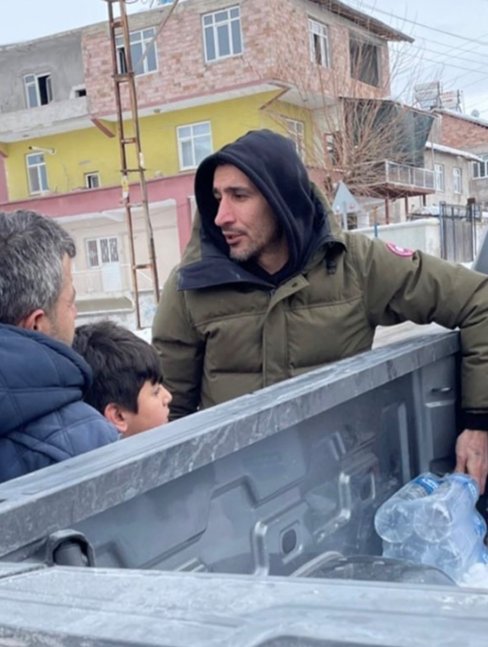 Milli futbolcu Mehmet Topal Malatya'da enkaz çalışmalarında - 3