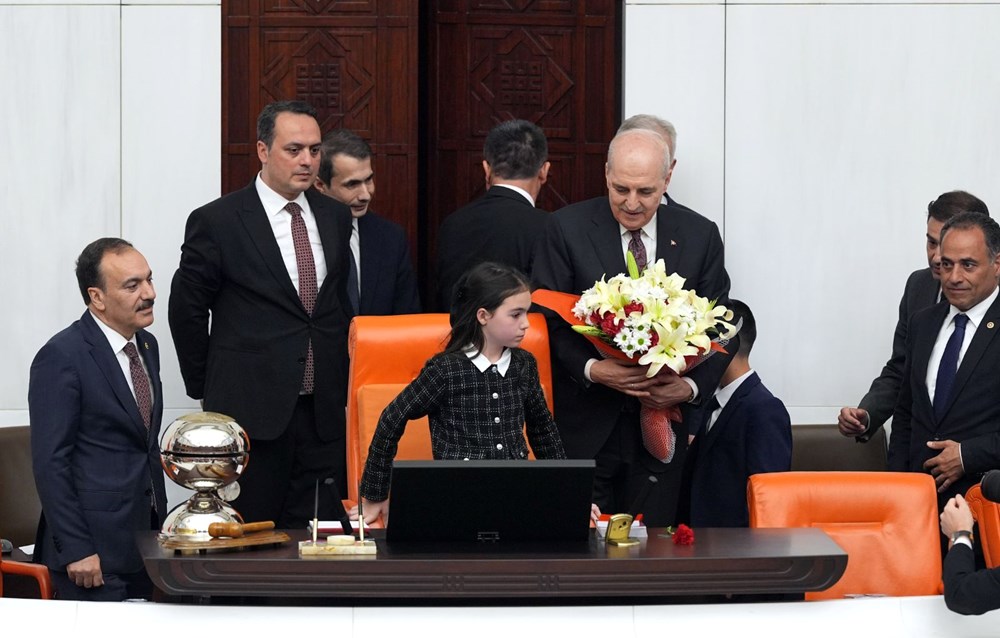 Meclis'te renkli imajlar: Numan Kurtulmuş koltuğunu devretti 76 mzvHv38VgU2 qfbQDgA Rw