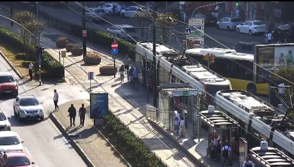 Beyoğlu'nda İETT otobüsü tramvaya çarptı: O anlar kamerada