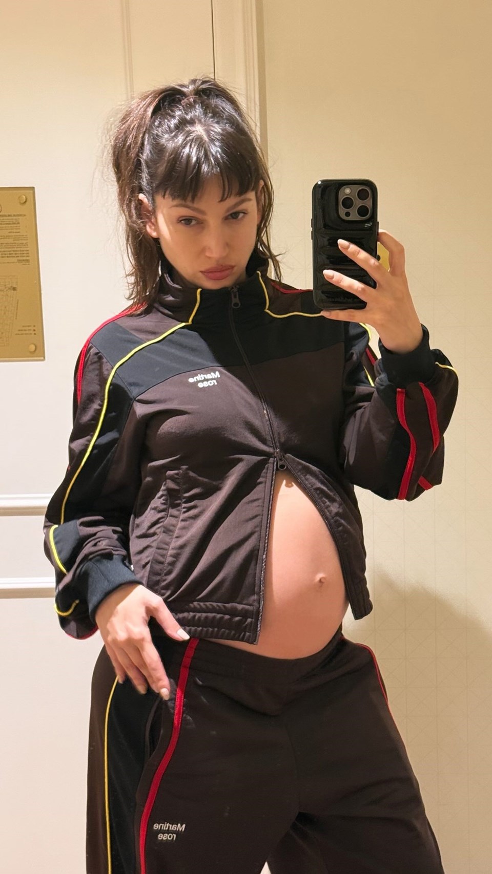 Ursula Corbero'dan karnı burnunda yeni poz - 2