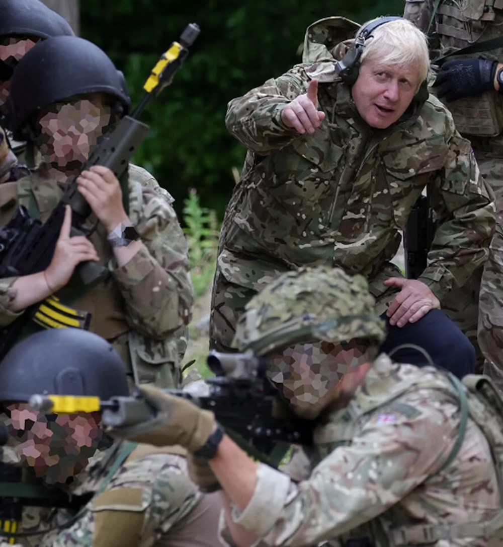 Boris Johnson, İngiltere'de eğitim gören Ukraynalı askerleri ziyaret etti: El bombası attı - 5