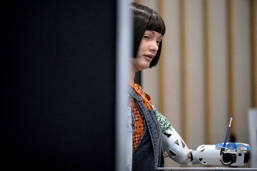 Robot sanatçı Ai Da milletvekillerini dinlerken uyuyakaldı - 4