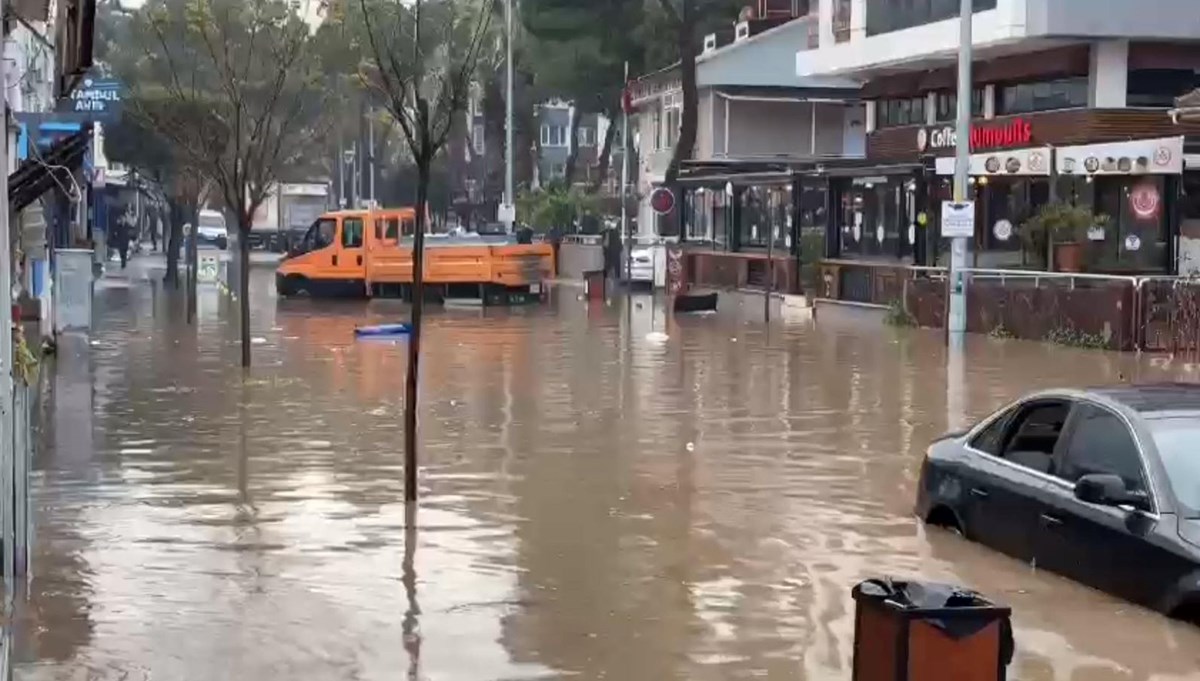 İzmir'i sağanak vurdu | Dikili'de okullar tatil edildi